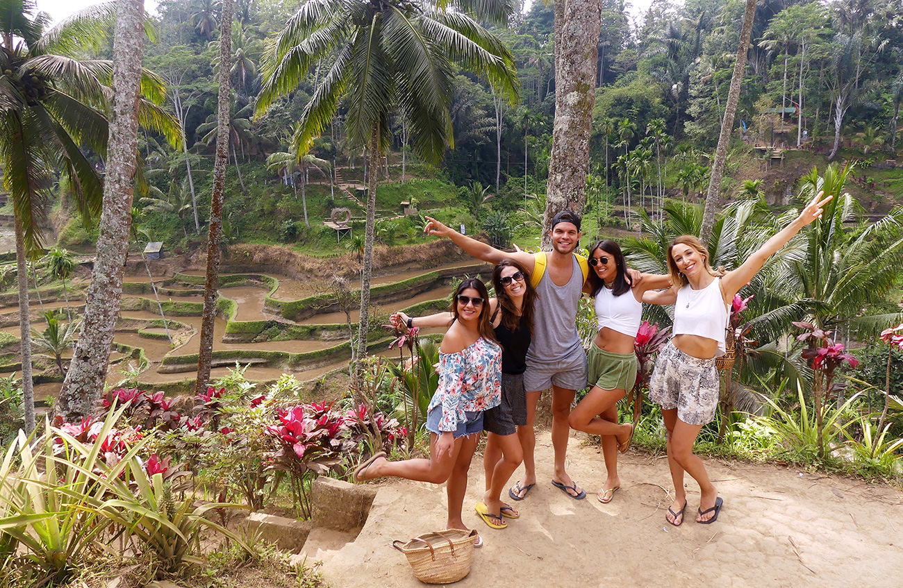 Grupo de yoga en retiro en Bali
