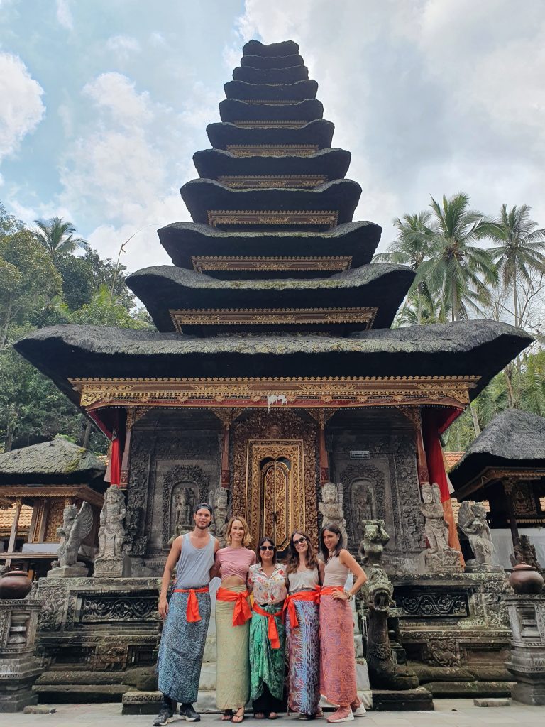 Grupo de yoga en Bali