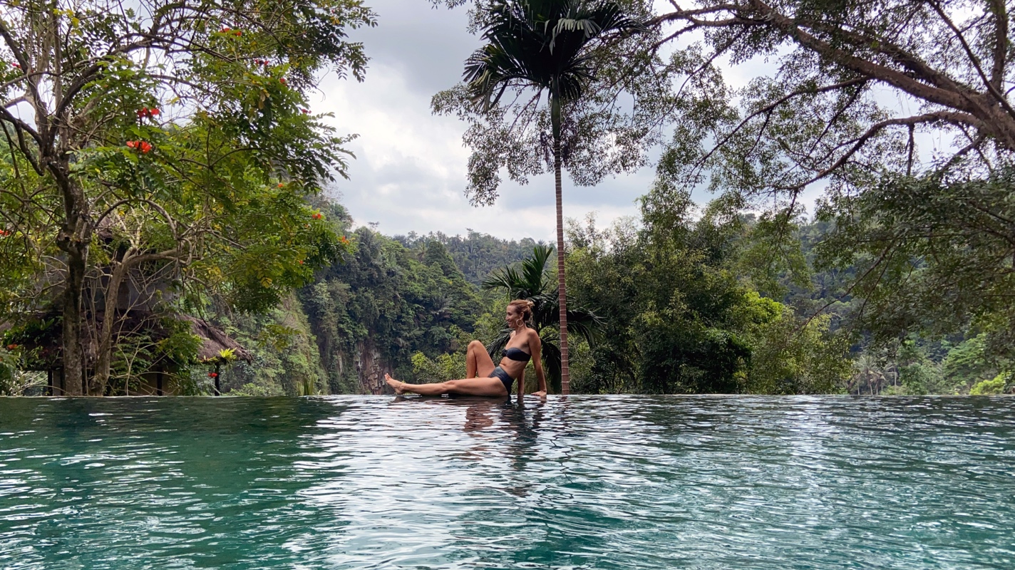 Descanso en piscina infinita en Ubud, Bali.