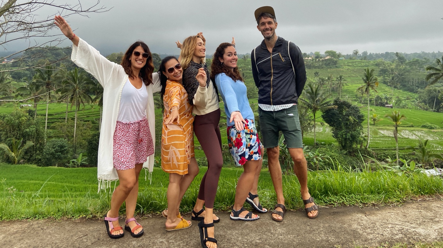 Grupo de yoga en campos de arroz