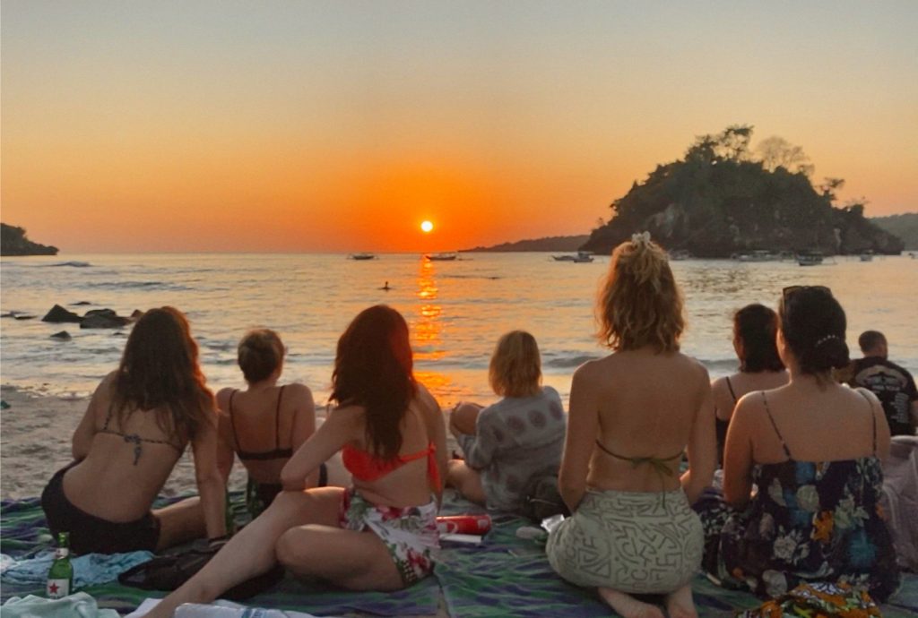 Grupo de yoga en Nusa Penida