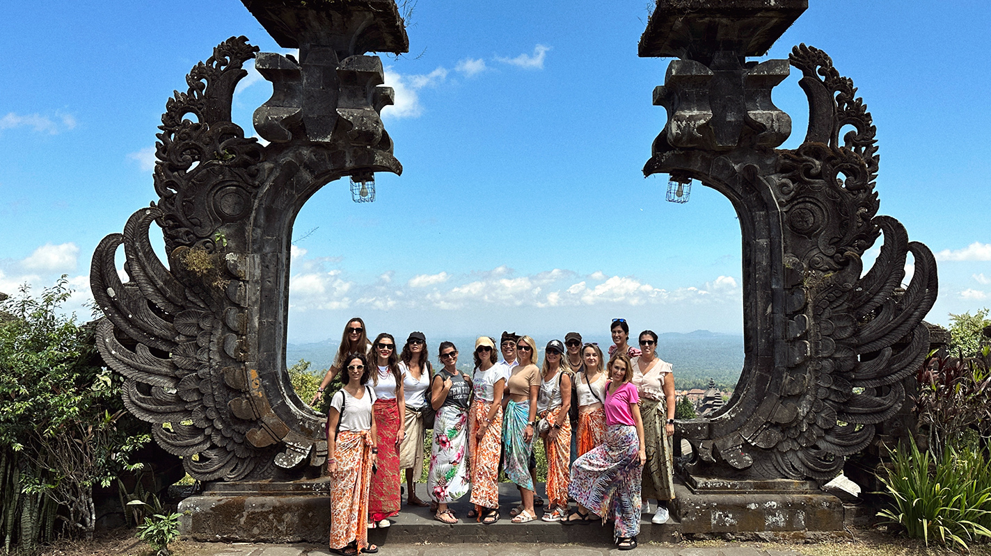 Grupo de yoga en Besakih Mother Temple.