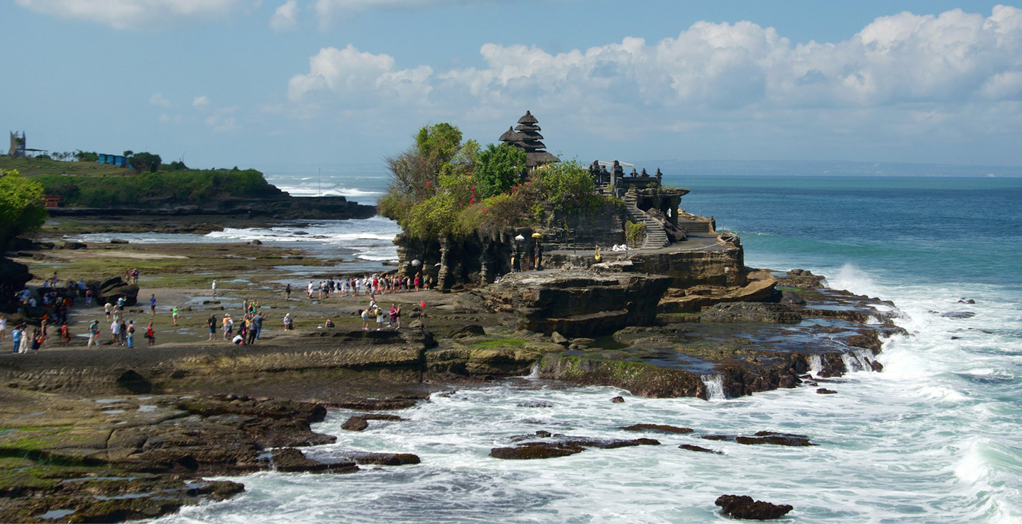 Tanah Lot, templo de Bali, en retiro de yoga