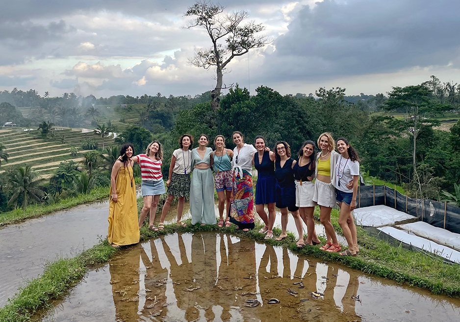 Grupo de yoguis en Bali