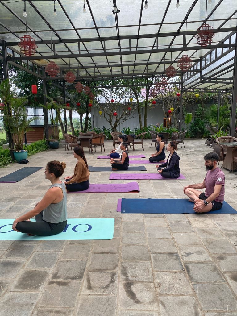 Clase de yoga en Vietnam