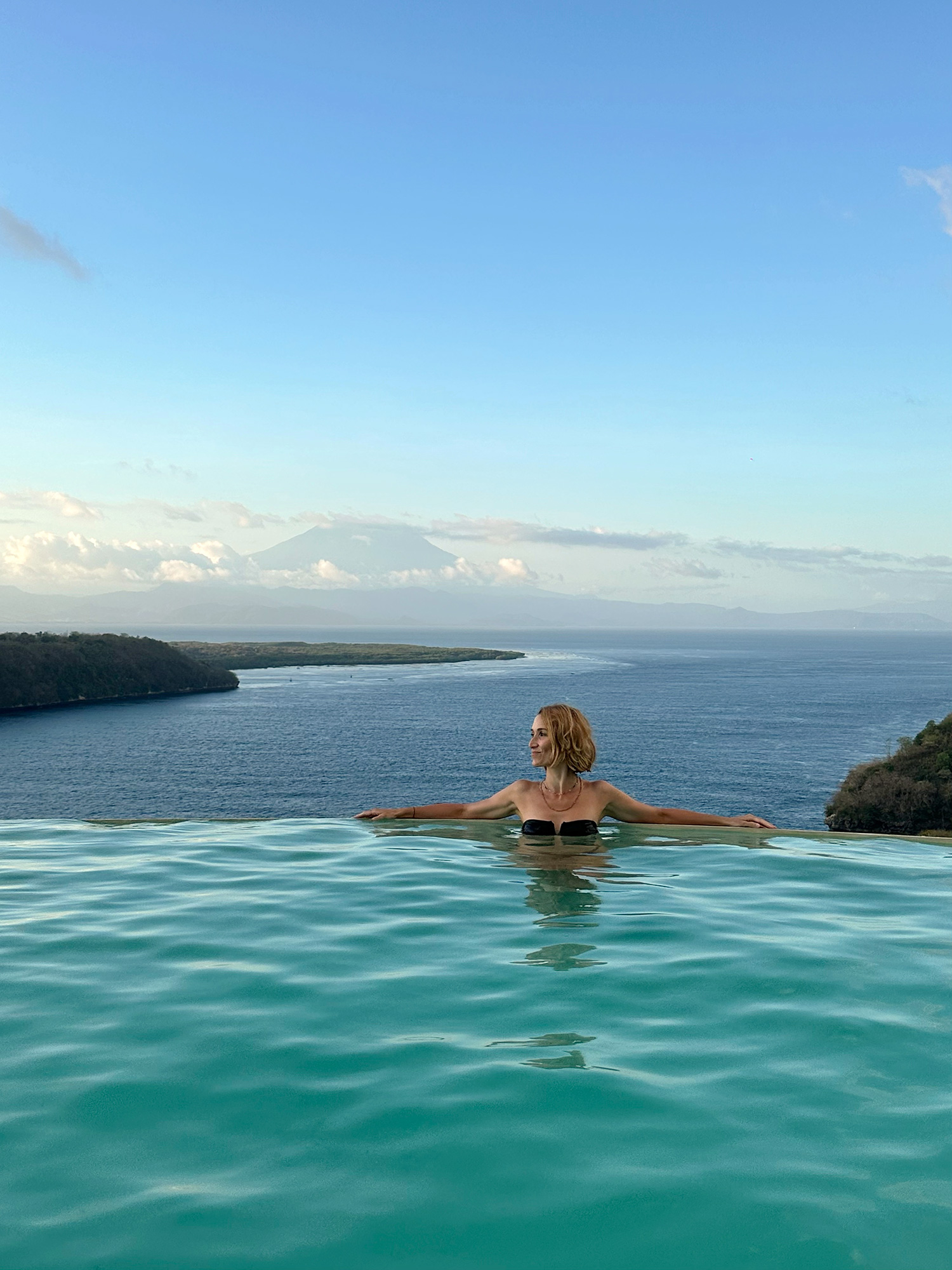 Relax en piscina infinita en Nusa Penida